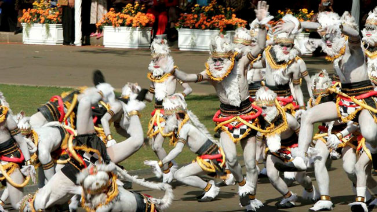 Kemeriahan Pawai Kethek Ogleng